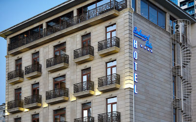 Boulevard Side Hotel · 4