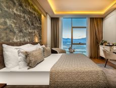 Deluxe City Room
