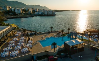 Dome Hotel · 3