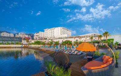 Les Ambassadeurs Hotel & Casino & Marina · 5