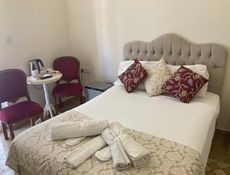 Номер с кроватью размера «queen-size» 208 и балконом