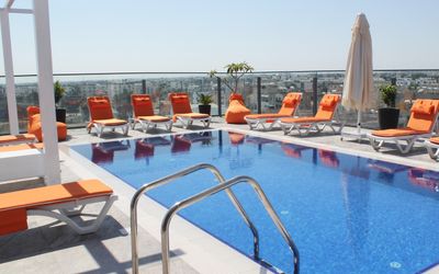 Sky Roof Hotel · 4