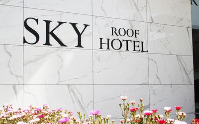 Sky Roof Hotel · 5