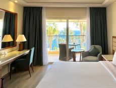 Sea Front Room with Lounge Access - King Bed