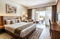 Superior, Queen Bed, Pool View