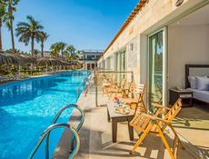 Swim-Up Room