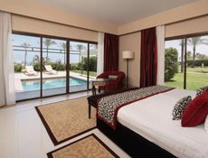 Royal Suite Queen Bed Sea View