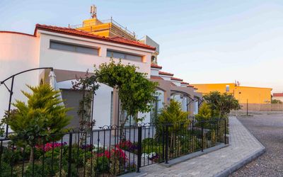 Row 7 Holiday Homes · 5