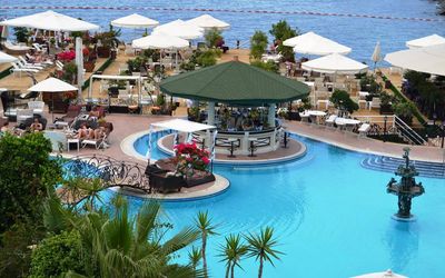 Rocks Hotel - Casino · 3