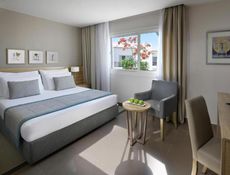 Family Suite Queen Bed Garden View