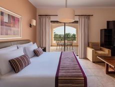 Studio Queen Bed Garden View