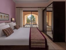 One-Bedroom Suite Queen Bed Garden View