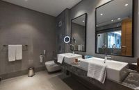 Diamond Pool Suite-posh club