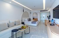 Junior Swim up Suite- posh club