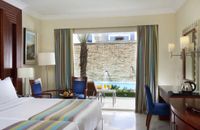 Swim-up Room