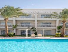 Family Queen or Twin Pool View