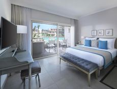 Deluxe Room, Queen Bed, Pool View
