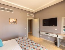 Junior Swim Up Suite - Posh Club