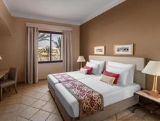 One-Bedroom Apartment Twin beds Garden View