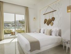 Deluxe Family Suite - Pool View