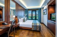 Deluxe Zimmer mit Kingsize-Bett und Balkon mit Meerblick
