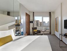 Spacious Centro Room - Queen Bed