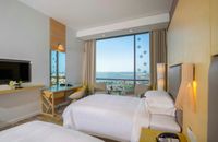 Guest Room Twin Bed with Club Lounge Access