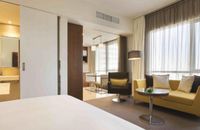 Studio with Kitchenette - Queen Bed