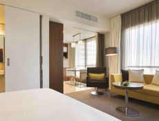 Studio with Kitchenette - Queen Bed