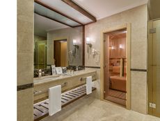 Honeymoon Suite Kırmızı Masa