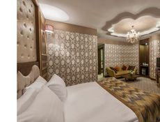 Corner Suite Kırmızı Masa