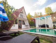 Dwupoziomowy trójkątny bungalow 11