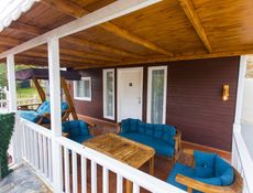 Bungalow z tarasem przy basenie