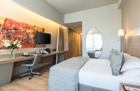 غرفة قياسية مطلة على الأرض