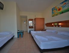 Ein Zimmer für drei Personen