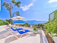 Deluxe Suite with Jacuzzi & Sea View