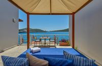 Pokój typu superior z widokiem na morze - taras i balijskie łóżko