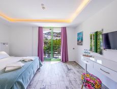 Chambre Familiale - Vue Partielle sur Mer