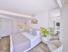Zimmer mit seitlichem Meerblick