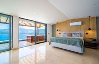 Penthouse Suit Oda, Jakuzili