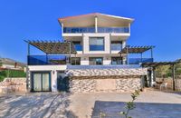 Villa de Luxe avec Piscine et Vue sur Mer