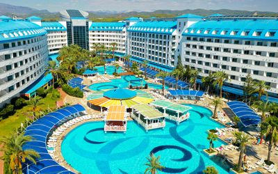 Crystal Admiral Resort Suites & Spa Hotel · 5