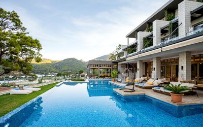 Melanippe Relaxing Hotel · 4