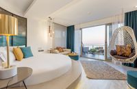 Pokój Dwuosobowy typu Deluxe z łóżkiem typu queen-size, jacuzzi i widokiem na morze