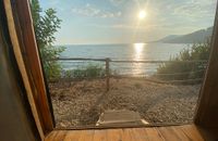 Глемпинг с панорамен изглед към морето, климатик и хладилник за романтична двойка