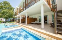 Villa y habitación estándar lago con vistas a la piscina