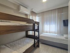 3 Ayrı Yataklı Ranzalı Şehir Manzaralı - Balkonlu Oda