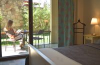 Tweepersoonskamer met balkon met tuinuitzicht
