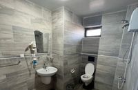 Ein Zimmer für drei Personen