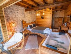 Üst Kat Balkonlu, Jakuzili  Deluxe Ahşap Oda